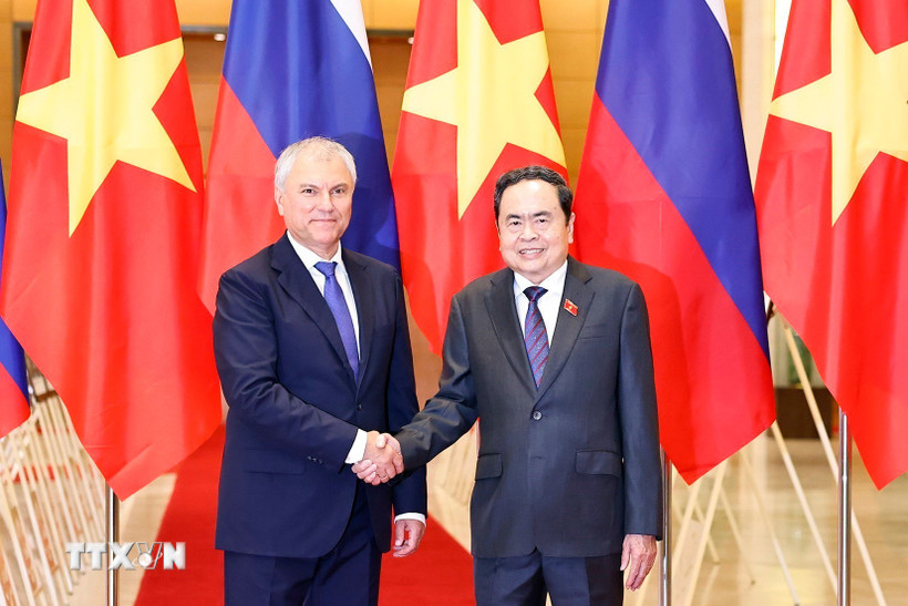 Chủ tịch Quốc hội Trần Thanh Mẫn đón Chủ tịch Duma Quốc gia Quốc hội Liên bang Nga Vyacheslav Volodin. (Ảnh: Doãn Tấn/TTXVN)