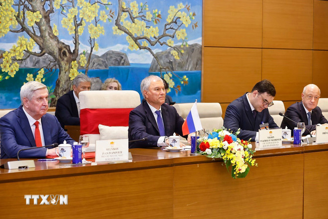 Chủ tịch Duma Quốc gia Quốc hội Liên bang Nga Vyacheslav Volodin và đoàn Liên bang Nga tại cuộc hội đàm với Chủ tịch Quốc hội Trần Thanh Mẫn. (Ảnh: Doãn Tấn/TTXVN)