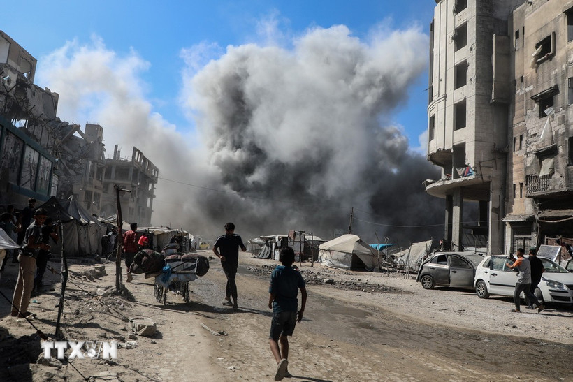 Khói bốc lên sau vụ không kích của Israel xuống thành phố Gaza. (Nguồn: THX/TTXVN)