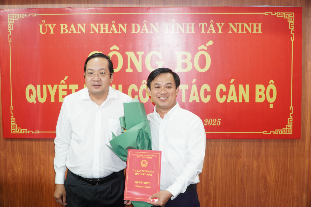 Ủy viên Ban Thường vụ Tỉnh ủy, Phó Chủ tịch UBND tỉnh Tây Ninh Nguyễn Minh Lâm (bên trái) trao quyết định bổ nhiệm Giám đốc Trung tâm Phát triển quỹ đất 
