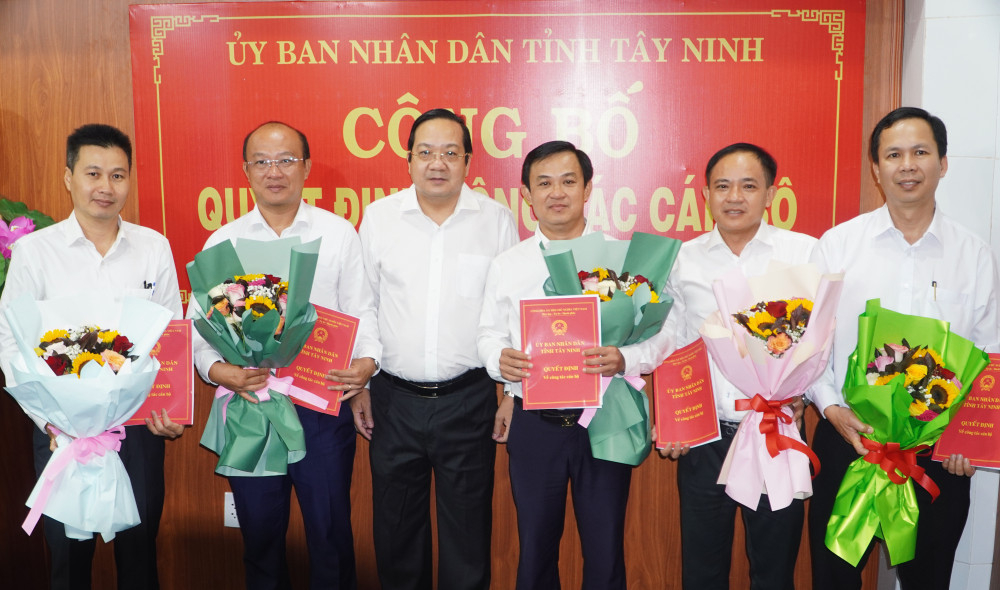 Ủy viên Ban Thường vụ Tỉnh ủy, Phó Chủ tịch UBND tỉnh Tây Ninh Nguyễn Minh Lâm trao quyết định công tác cán bộ cho Trung tâm Phát triển quỹ đất tỉnh