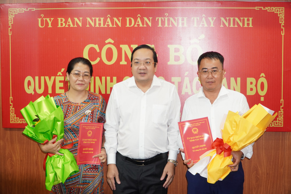 Ủy viên Ban Thường vụ Tỉnh ủy, Phó Chủ tịch UBND tỉnh Tây Ninh Nguyễn Minh Lâm trao quyết định cho lãnh đạo Ban Tiếp công dân tỉnh