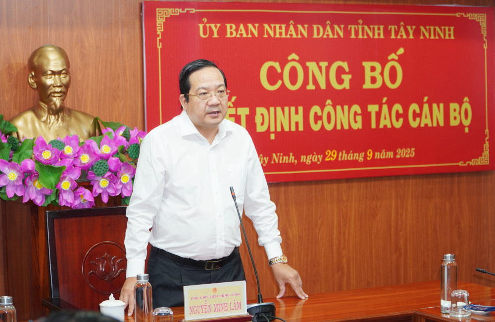 Ủy viên Ban Thường vụ Tỉnh ủy, Phó Chủ tịch UBND tỉnh Tây Ninh Nguyễn Minh Lâm chúc mừng các đồng chí vừa được bổ nhiệm