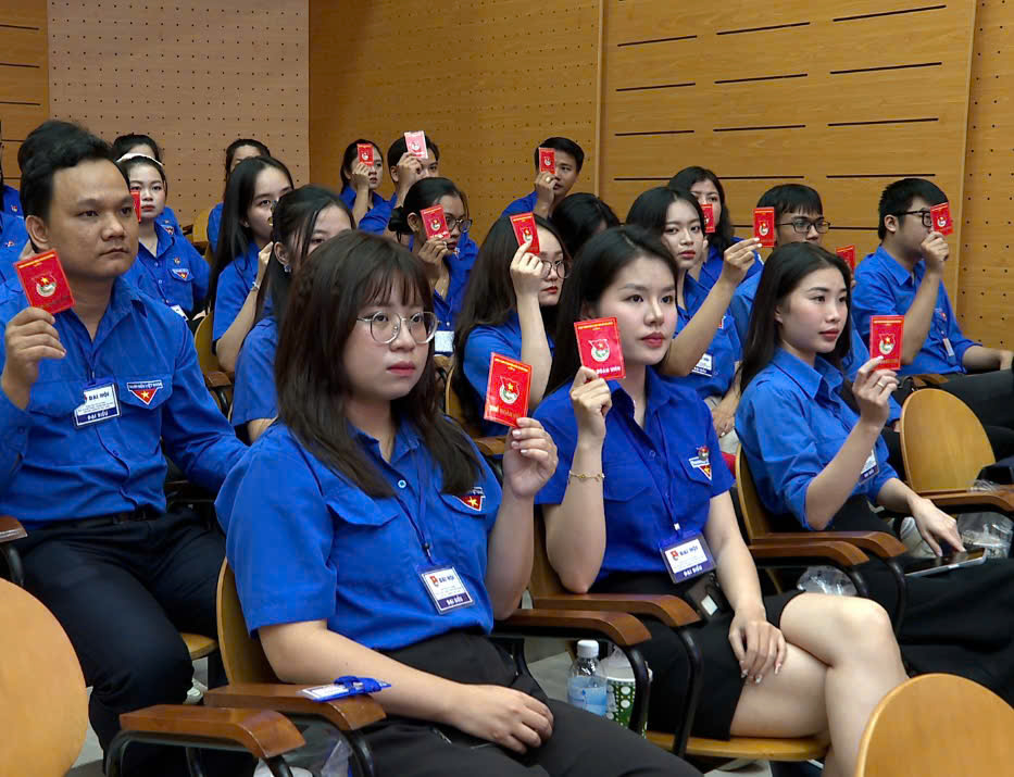 Đại biểu biểu quyết tại đại hội