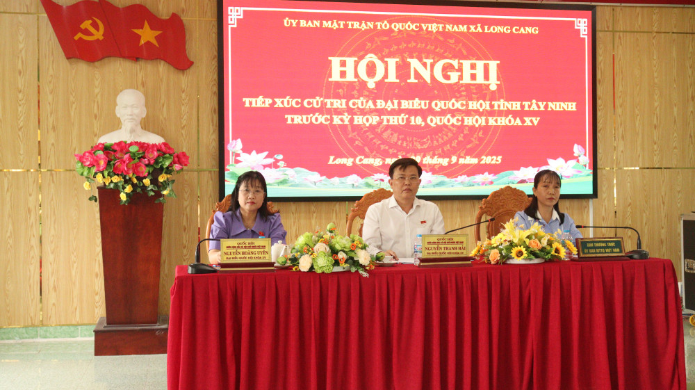 Đoàn đại biểu Quốc hội tỉnh tiếp xúc cử tri tại xã Long Cang