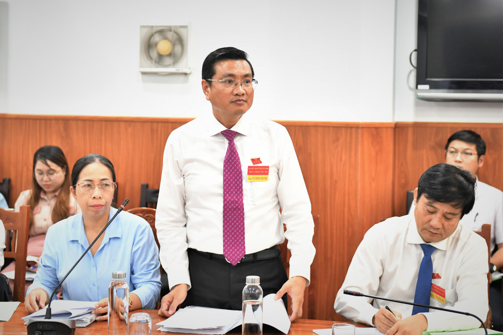 Các đại biểu đóng góp ý kiến trong thảo luận tổ đối với các tờ trình, dự thảo nghị quyết