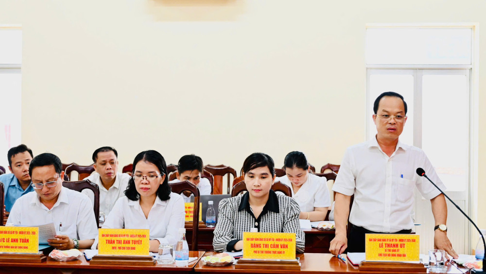 Bí thư Đảng ủy, Chủ tịch HĐND xã Mỹ Yên Lê Thành Út báo cáo kết quả lãnh đạo, chỉ đạo thực hiện việc tiếp nhận, xử lý, quản lý, sử dụng ngân sách tài sản công sau hợp nhất tại xã Mỹ Yên