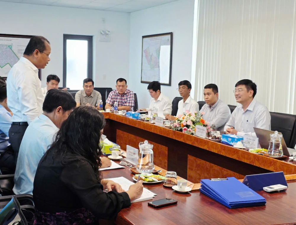 Ban Quản lý Khu kinh tế tỉnh chủ động nắm tình hình hoạt động để tháo gỡ các khó khăn, vướng mắc cho doanh nghiệp (Trong ảnh: Đoàn công tác của Ban Quản lý Khu kinh tế tỉnh làm việc tại Khu công nghiệp Hựu Thạnh)