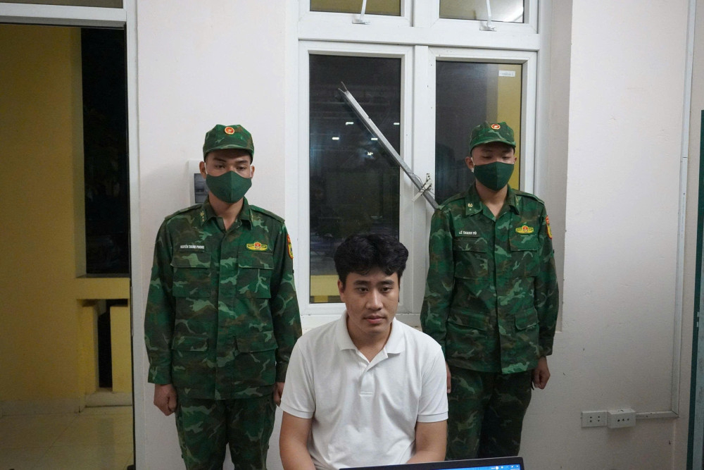 Đồn Biên phòng cửa khẩu Mỹ Quý Tây lấy lời khai một đối tượng