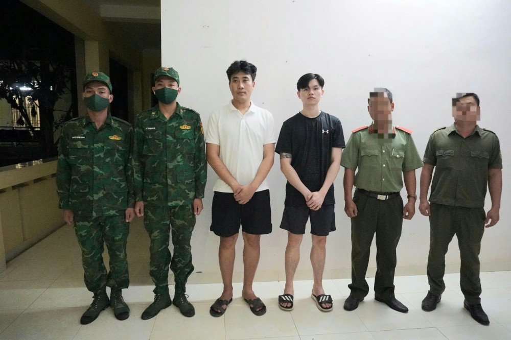 Lực lượng chức năng đang lập hồ sơ xử lý 2 đối tượng về hành vi nhập cảnh trái phép