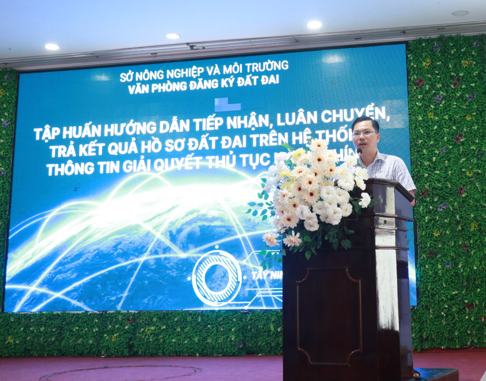 Quyền Giám đốc Văn phòng đăng ký đất đai Lê Thành Được thông tin một số tình hình tiếp nhận, xử lý hồ sơ đất đai