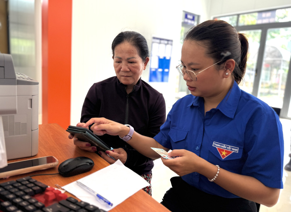 Người dân đến Trung tâm Phục vụ hành chính công xã Đức Huệ được tận tình hướng dẫn nộp hồ sơ trực tuyến