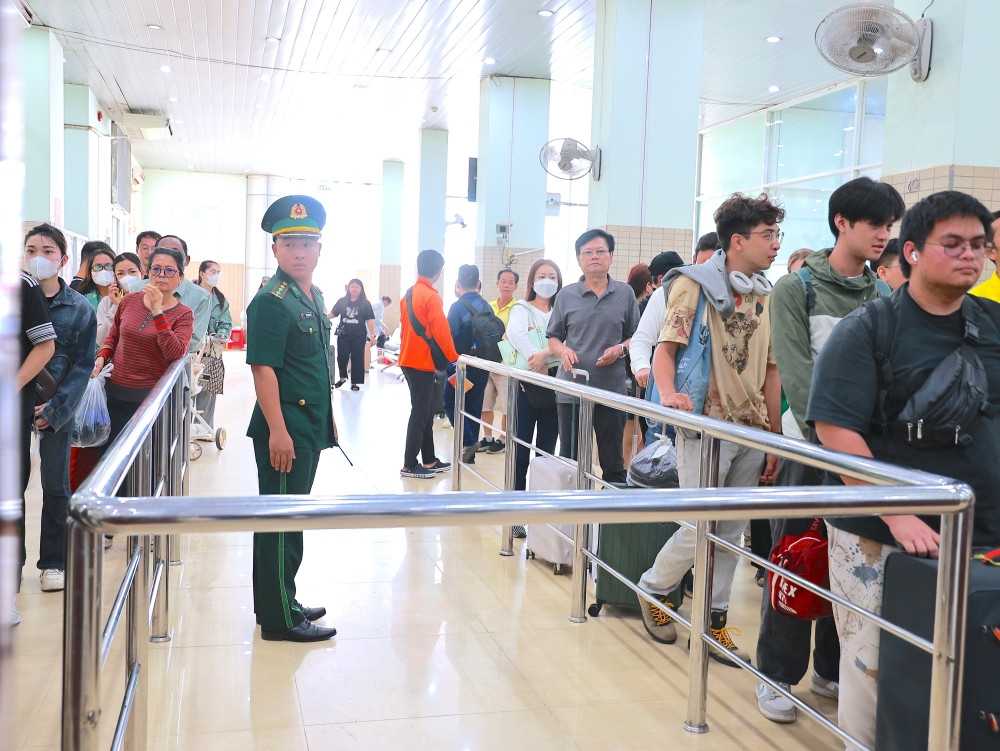 Hoạt động xuất nhập cảnh tại Cửa khẩu quốc tế Mộc Bài được kiểm soát chặt chẽ