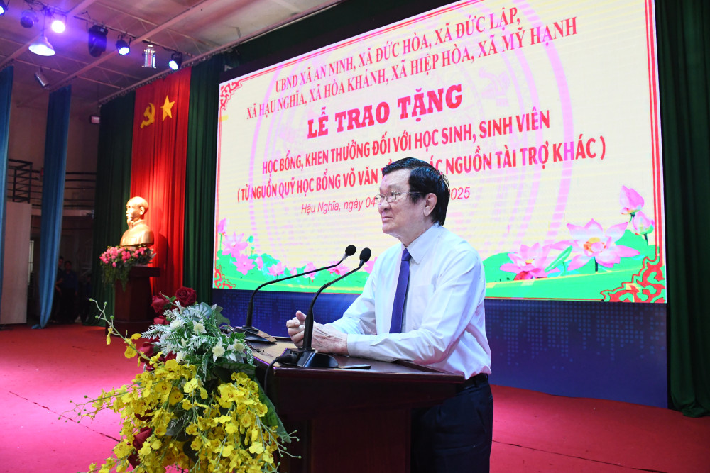 Nguyên Chủ tịch nước Trương Tấn Sang phát biểu tại buổi trao học bổng