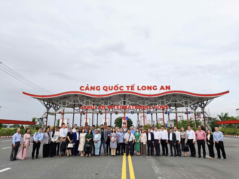Đoàn đại biểu tham dự Hội nghị kết nối chuỗi cung ứng hàng hóa xuất nhập khẩu, thương mại điện tử tỉnh Tây Ninh năm 2025 tham quan, tìm hiểu Cảng Quốc tế Long An 