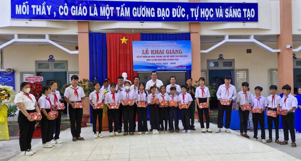 Trao tặng quà cho các em học sinh