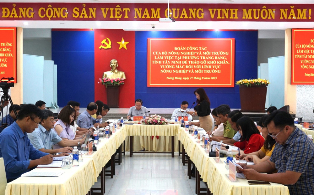 Đoàn công tác của Bộ Nông nghiệp và Môi trường do Thứ trưởng Lê Công Thành làm Trưởng đoàn, làm việc tại phường Trảng Bàng nhằm tháo gỡ vướng mắc trong lĩnh vực nông nghiệp và môi trường khi thực hiện chính quyền địa phương 2 cấp