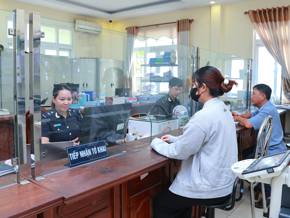 Trong những ngày nghỉ lễ, Hải quan Khu công nghiệp Trảng Bàng bố trí công chức trực tiếp nhận và làm thủ tục thông quan cho doanh nghiệp khi có yêu cầu
