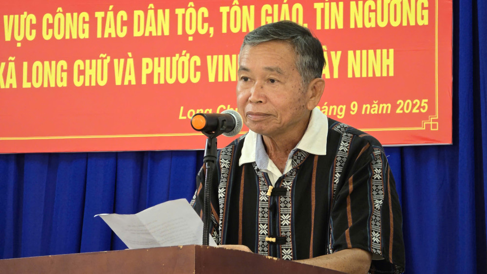 Ông Hà Duy Khuyền, người có uy tín đồng bào dân tộc Thái phát biểu tại chương trình