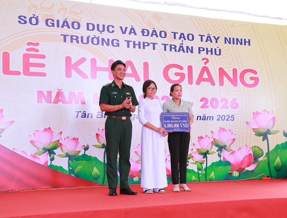 Đại diện Đồn Biên phòng Cửa khẩu Quốc tế Xa Mát trao tặng học bổng 