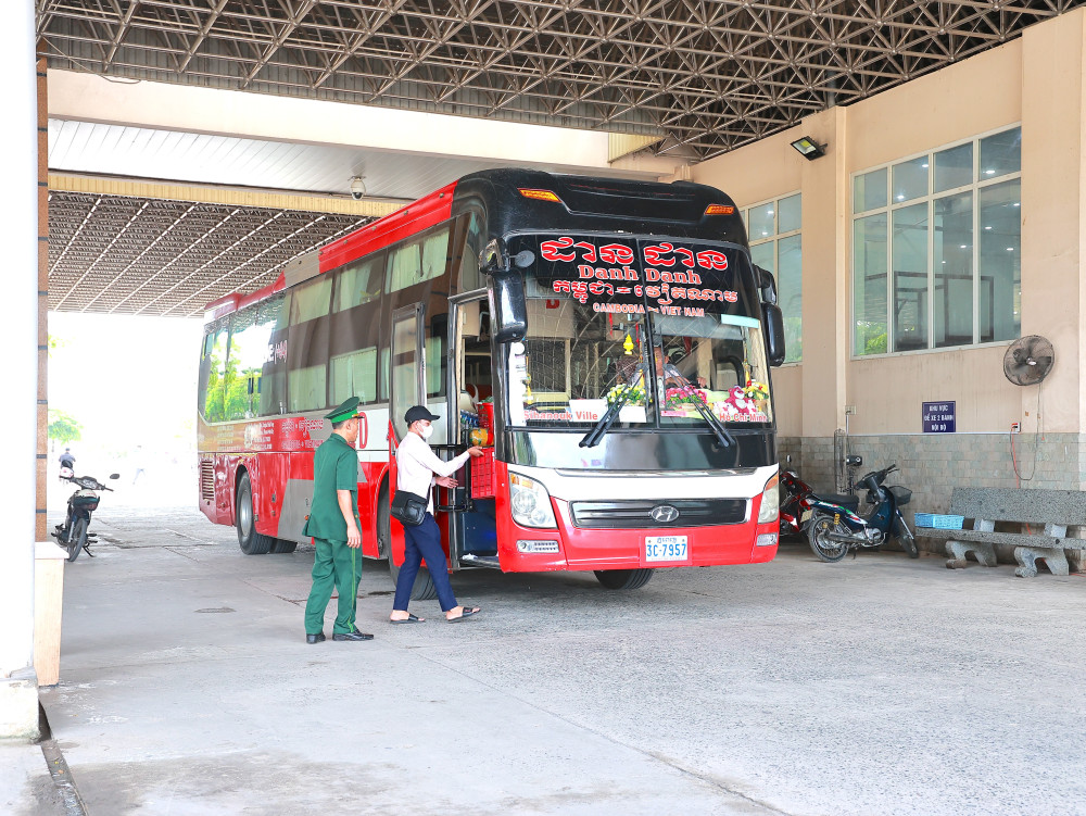 Lực lượng Biên phòng kiểm tra phương tiện và hành khách đến Cửa khẩu quốc tế Mộc Bài