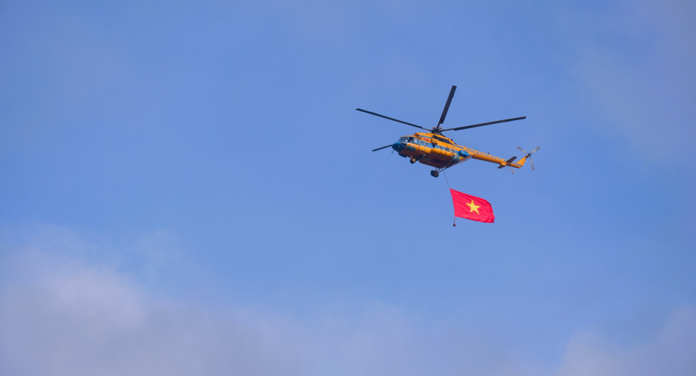 Lá cờ Việt Nam tung bay trên bầu trời