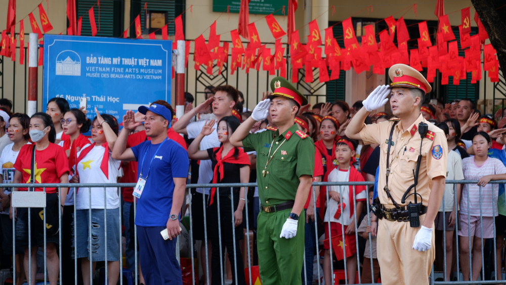 Người dân đứng nghiêm hát vang Quốc ca