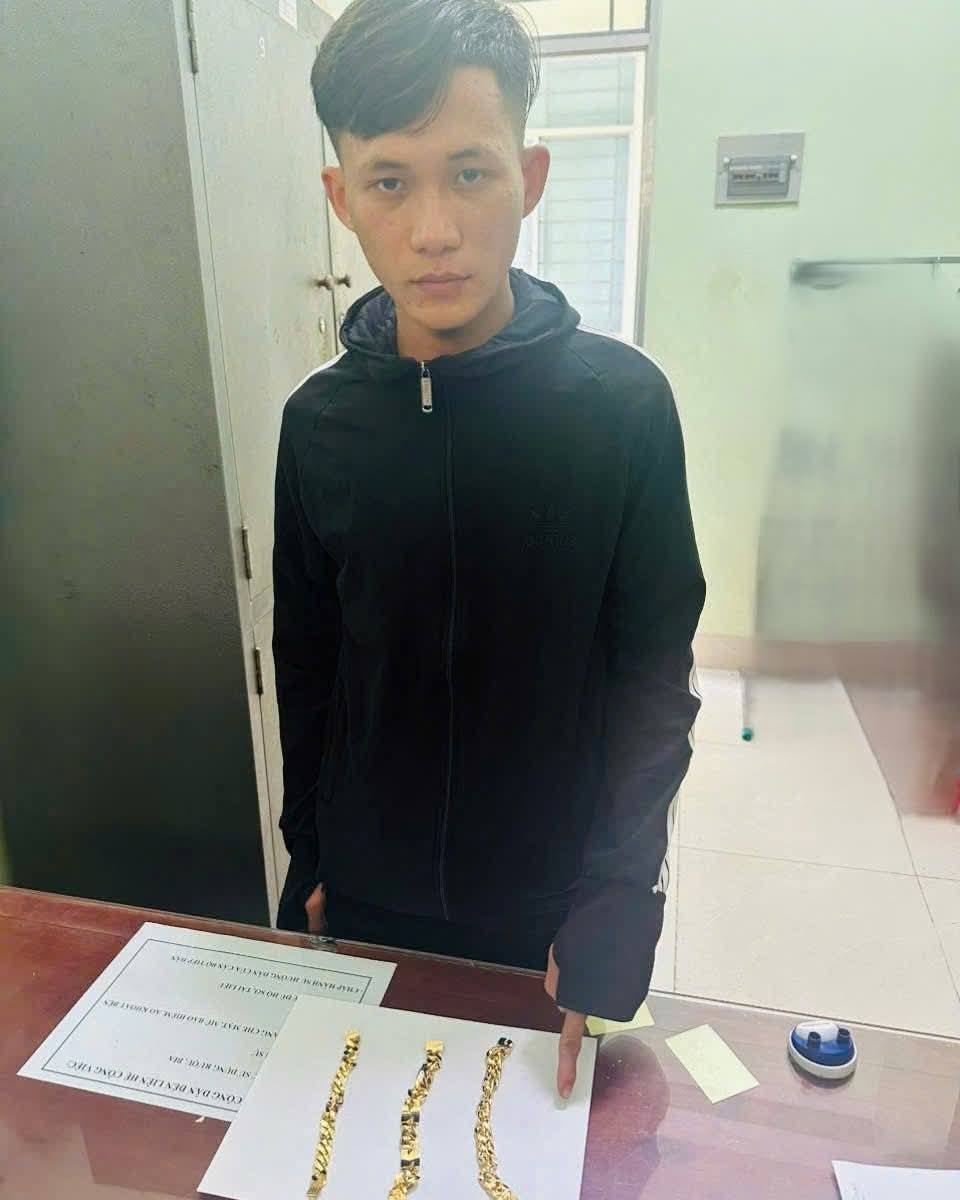 Đối tượng Huỳnh Tấn Thiện bị bắt cùng tang vật