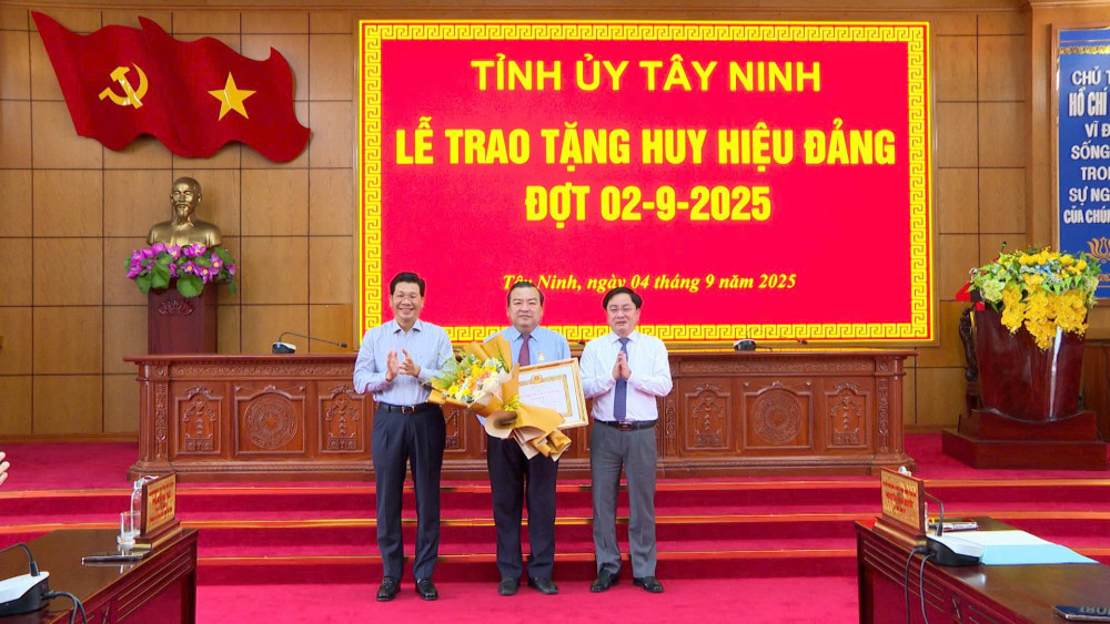 Bí thư Tỉnh ủy Nguyễn Văn Quyết (bìa phải) cùng Phó Bí thư Thường trực Tỉnh ủy, Chủ tịch HĐND tỉnh Nguyễn Mạnh Hùng trao Huy hiệu Đảng và hoa cho đồng chí Phạm Hùng Thái