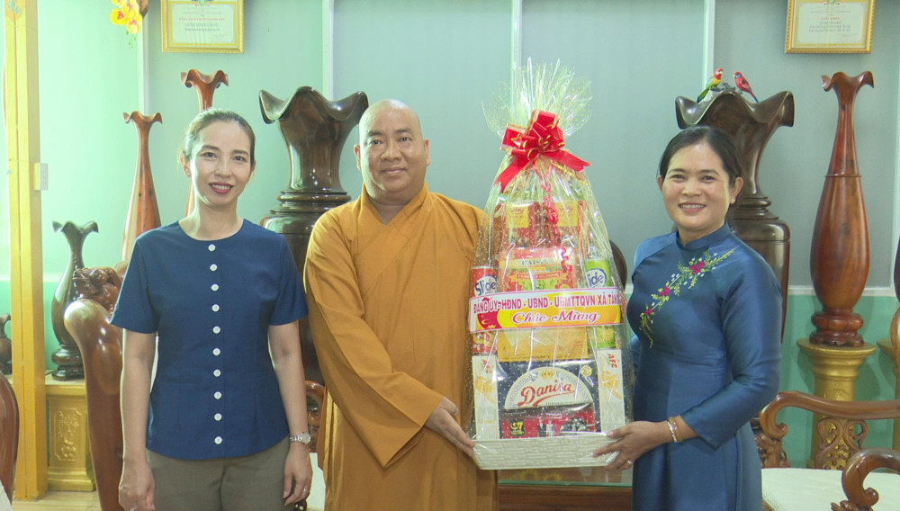 Lãnh đạo xã Tân Châu tặng quà chúc mừng Tịnh xá Ngọc Tâm