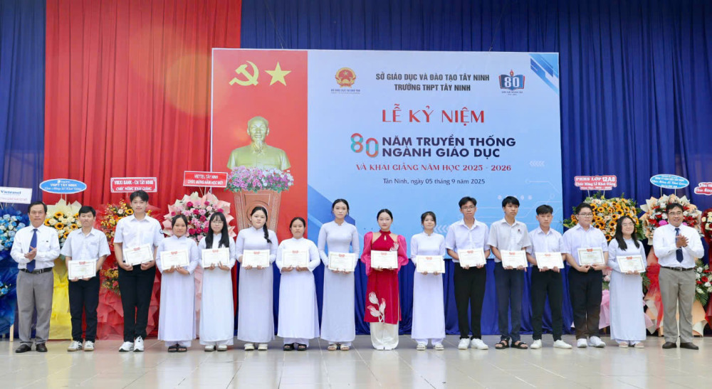 Ban Giám hiệu nhà trường trao giấy khen và phần thưởng cho 14 em học sinh có thành tích xuất sắc trong Kỳ thi Học sinh giỏi cấp tỉnh