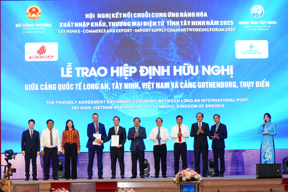 Trao Hiệp định cảng hữu nghị giữa Cảng Quốc tế Long An với Cảng Gothenburg