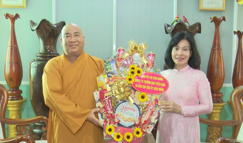 Trưởng ban Tuyên giáo và Dân vận Tỉnh ủy Nguyễn Thị Xuân Hương tặng quà chúc mừng Tịnh xá Ngọc Tâm