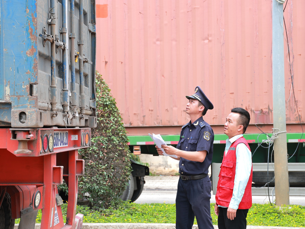 Công chức Hải quan Cửa khẩu quốc tế Mộc Bài kiểm seal hàng hóa chờ thông quan
