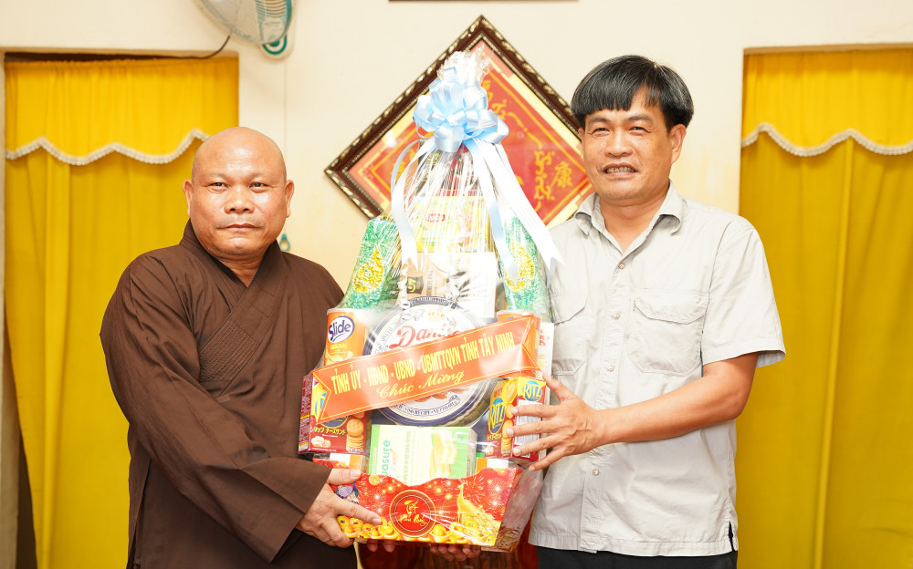 Phó trưởng Ban Tuyên giáo và Dân vận Tỉnh ủy Thành Từ Dũ tặng quà của tỉnh tới Đại đức Thích Thiện Thức - Phó Trưởng Ban trị sự Giáo hội Phật giáo Việt Nam tỉnh, Trụ trì chùa Phước Thạnh 