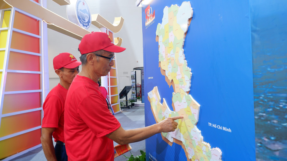 Người dân tham quan khu triển lãm của tỉnh Tây Ninh