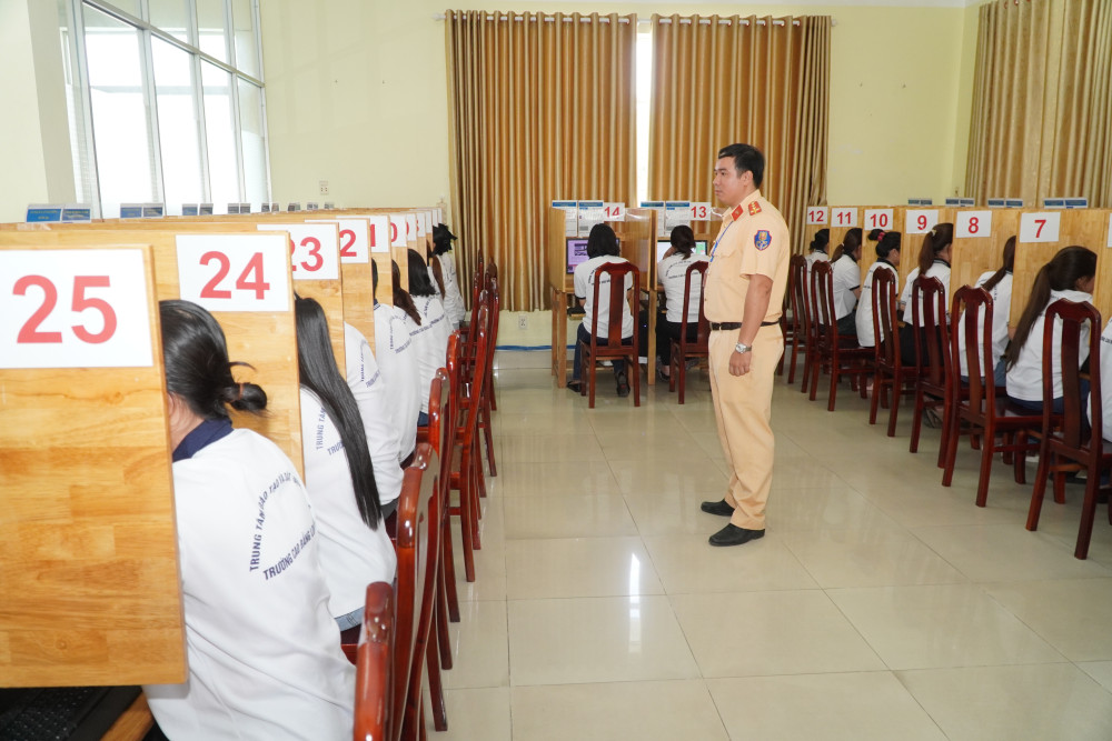Học viên tham gia kỳ thi sát hạch 