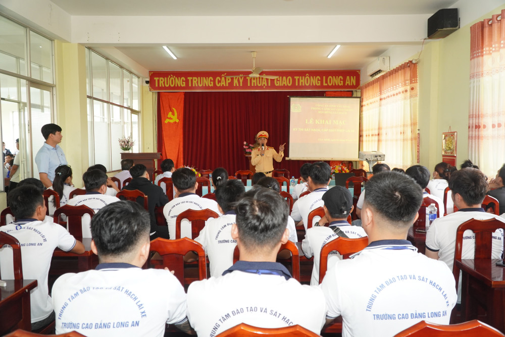 Học viên nghe tuyên truyền an toàn giao thông trước giờ thi sát hạch 