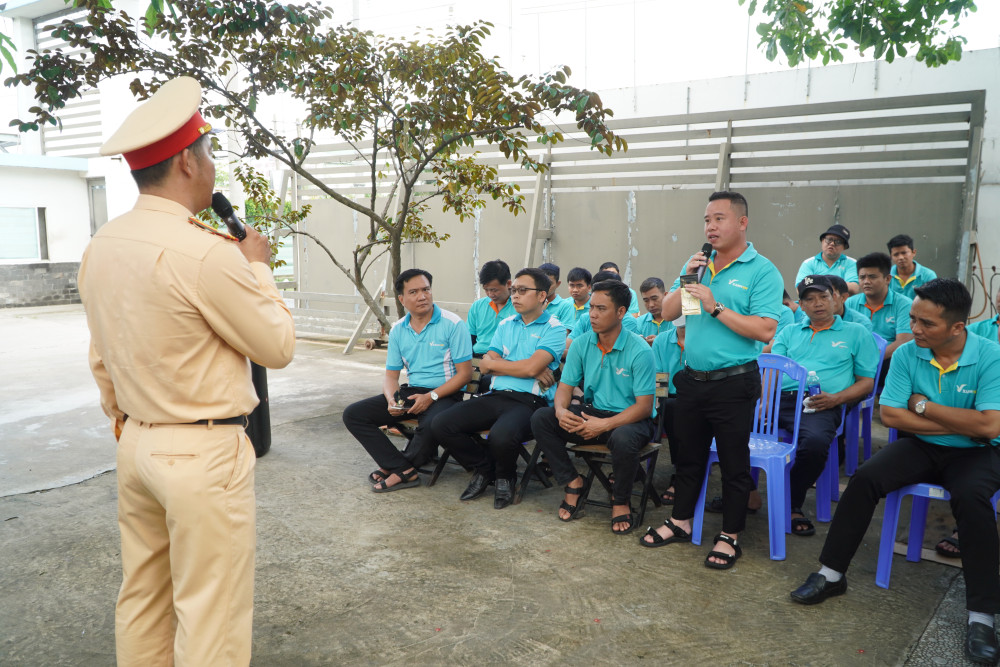 Tài xế tham gia hỏi các vấn đề liên quan đến lĩnh vực an toàn giao thông