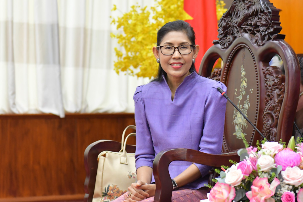 Bà Urawadee Sriphiromya thông tin đến Chủ tịch UBND tỉnh Nguyễn Văn Út những thế mạnh của các doanh nghiệp Thái Lan