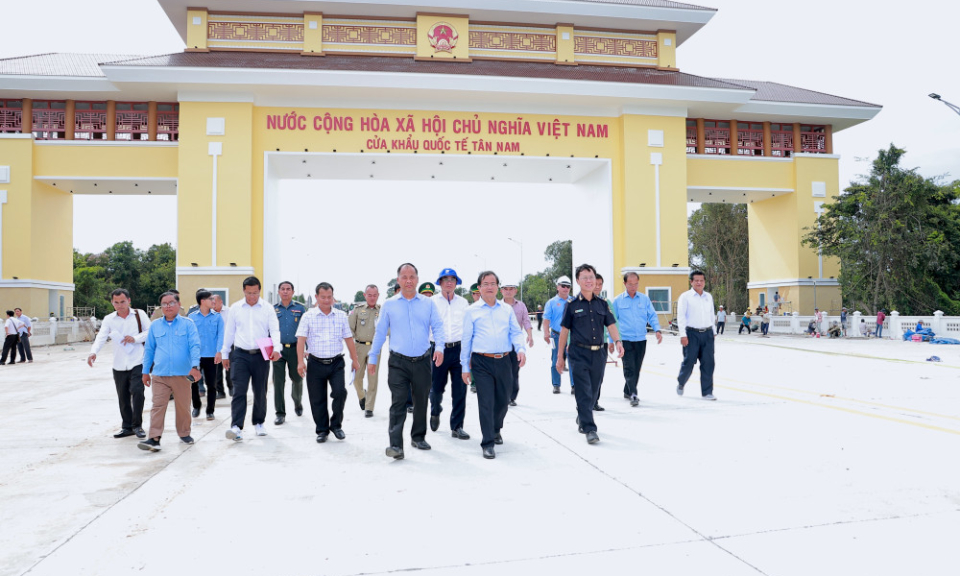 Preparing for the opening ceremony of Tan Nam - Meun Chey International Border Gate