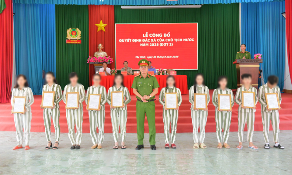 Trại giam Long Hòa công bố quyết định đặc xá cho 244 phạm nhân