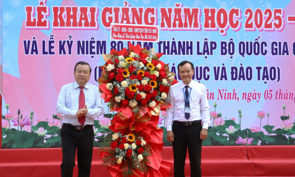 Phó Bí thư Tỉnh ủy Phạm Hùng Thái dự Lễ khai giảng năm học mới Trường THPT Chuyên Hoàng Lê Kha