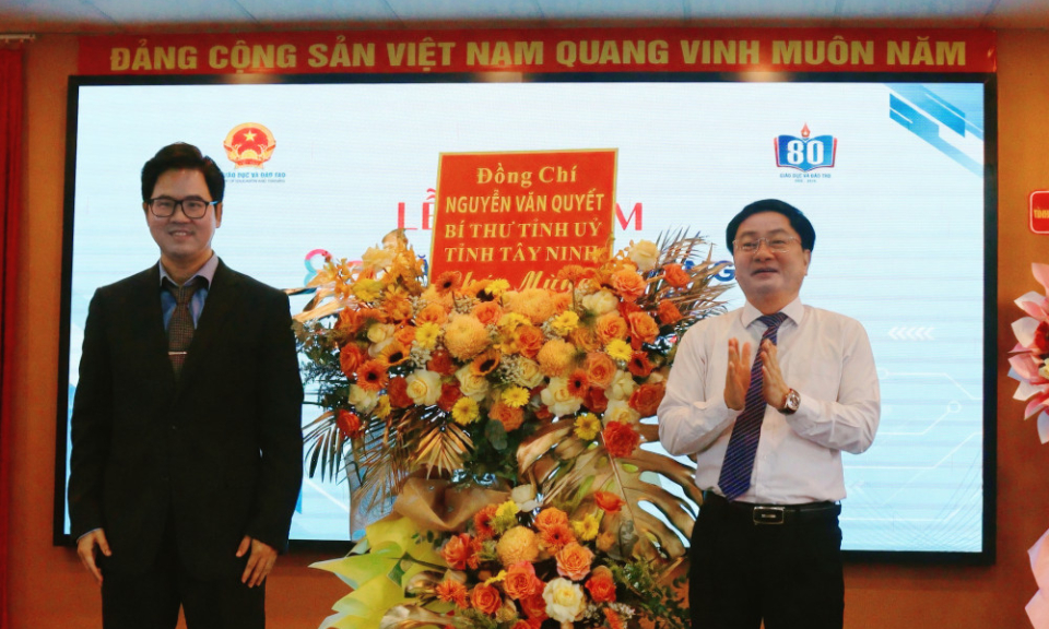 Bí thư Tỉnh ủy Nguyễn Văn Quyết dự khai giảng tại Trường Đại học Kinh tế Công nghiệp Long An