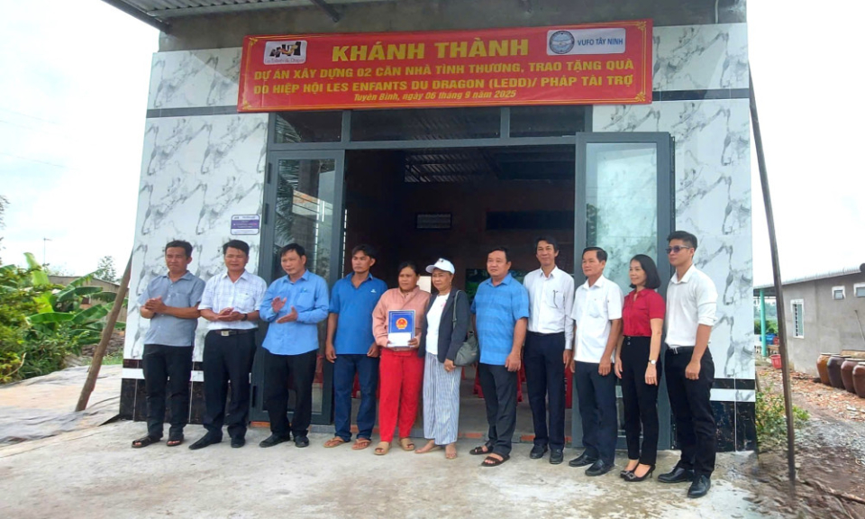 Liên hiệp các tổ chức hữu nghị tỉnh Tây Ninh trao 2 căn nhà hữu nghị