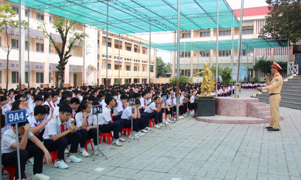 Cảnh sát giao thông tổ chức tuyên truyền ở trường học