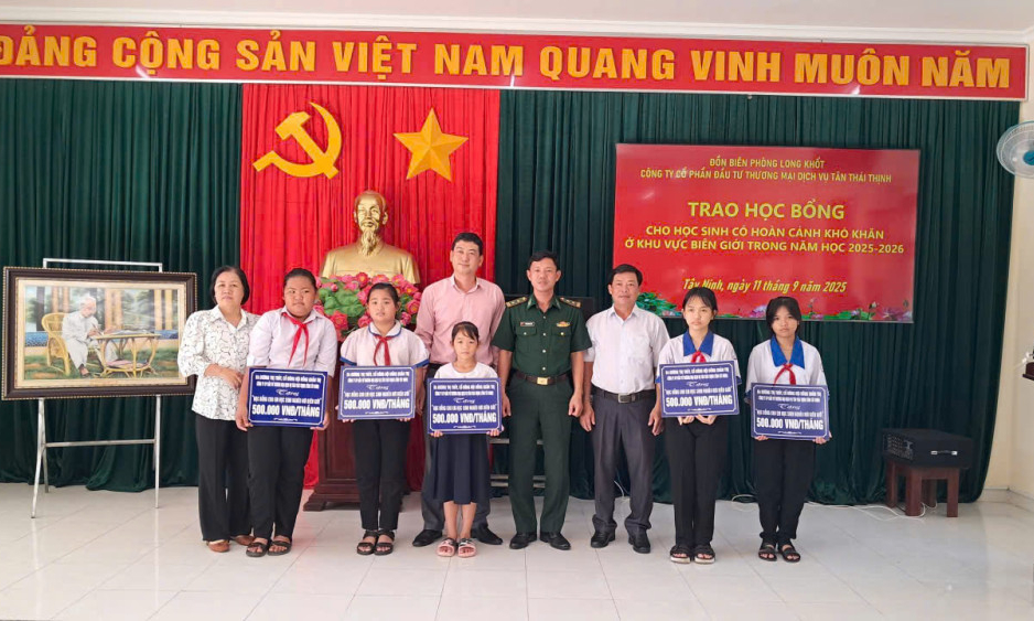 Trao học bổng cho học sinh có hoàn cảnh đặc biệt khó khăn ở khu vực biên giới