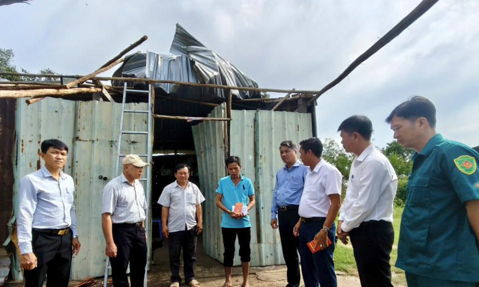 Đông Thành: Thăm, hỗ trợ đột xuất các hộ dân bị ảnh hưởng do giông lốc