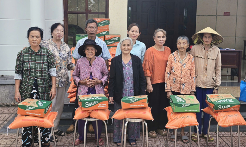 Xã Tân Châu trao tặng 200 phần quà cho người nghèo