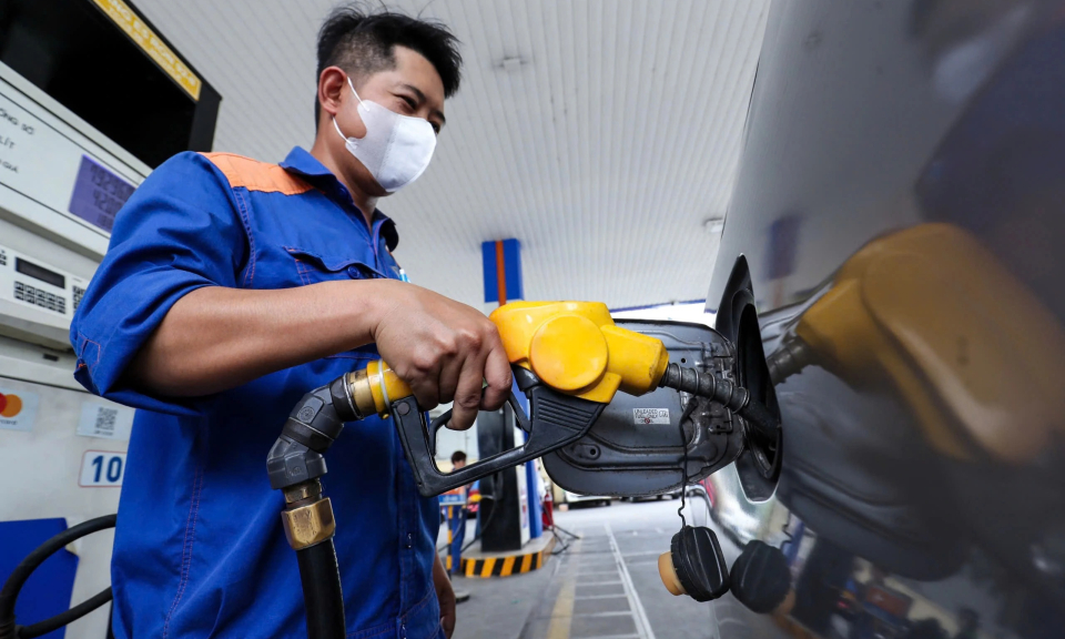 Giá xăng dầu hôm nay 16/9: Xăng trong nước sắp có đợt tăng giá mới?